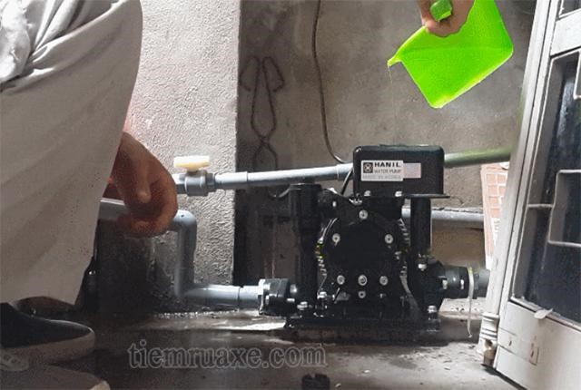 Cách mồi nước cho máy bơm