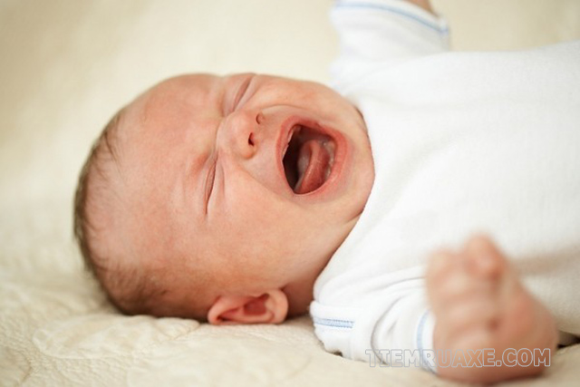 Người có vía nặng thường khiến trẻ sơ sinh dễ khóc khi đến thăm