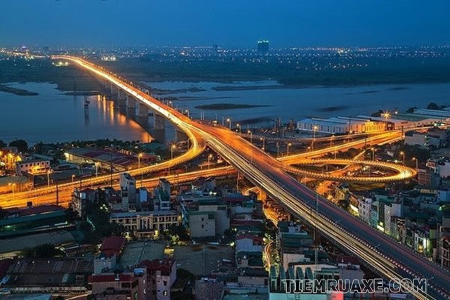 Cầu Vĩnh Tuy nằm trên tuyến đường huyết mạch với lượng giao thông lớn