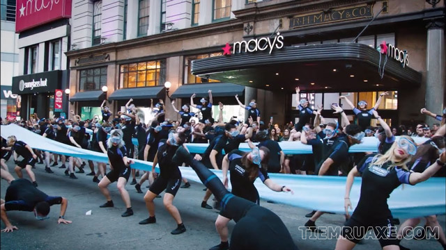 Đám đông tụ tập trước cửa hàng Macy’s để nhảy flashmob