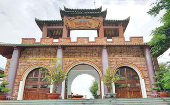 Cổng làng cổ Phước Lộc Thọ